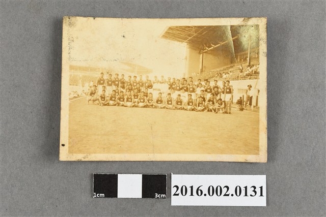 張星賢就讀早稻田大學時期代表日本參加第十屆洛杉磯奧運與隊友於奧運比賽場合照 (共2張)