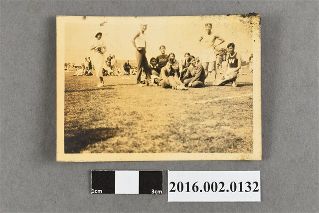 張星賢代表日本參加「第十屆遠東大會」返程停留上海與南部忠平率領之女選手於運動場合照 (共2張)