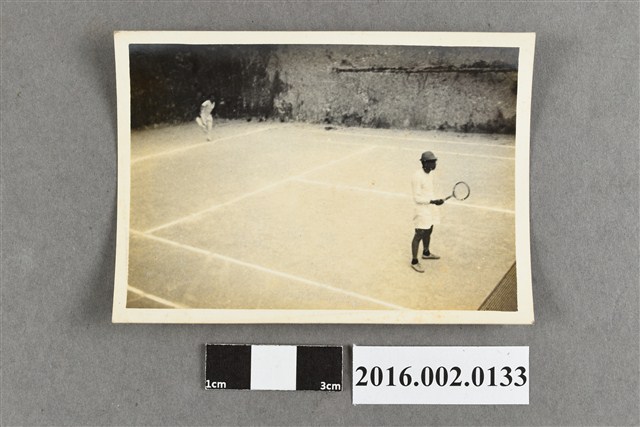 張星賢於新北投網球場照 (共2張)