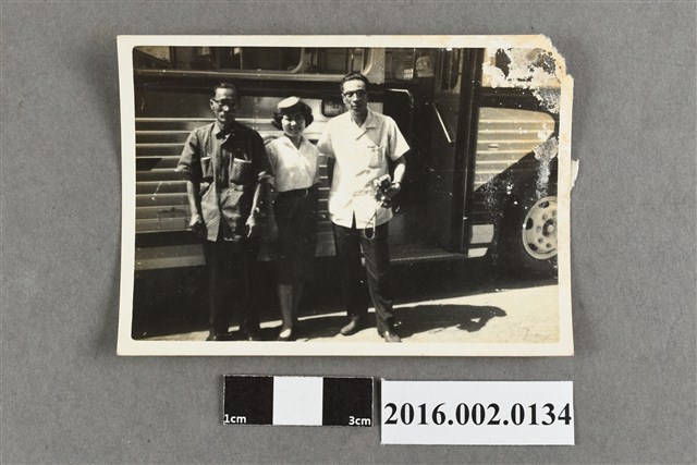 張星賢與賴土金、金馬號小姐於南投集集站公車前合照 (共2張)