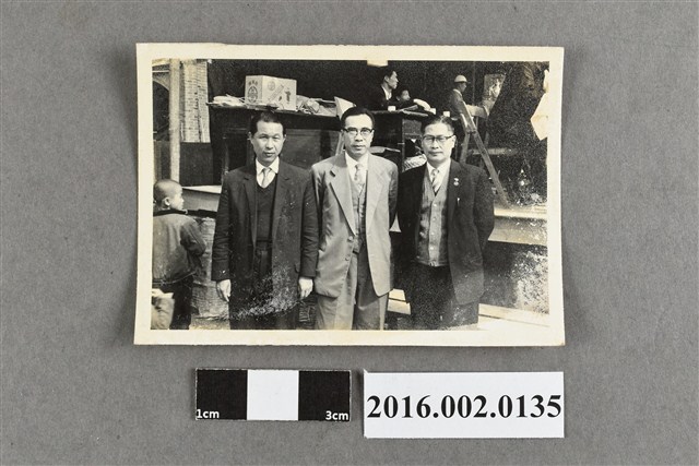 張星賢與合作金庫同仁於活動會場合照 (共2張)