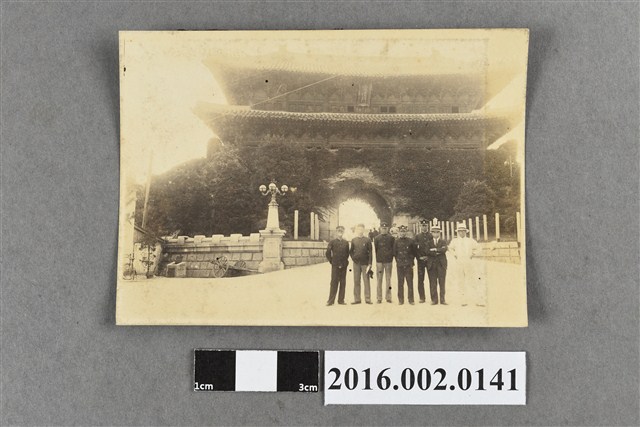 張星賢代表早稻田大學田徑部遠征朝鮮、滿州比賽與隊友等人於京城南大門合照 (共2張)