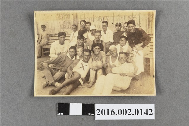 張星賢就讀早稻田大學時期代表日本參加第十屆洛杉磯奧運與選手合照 (共2張)