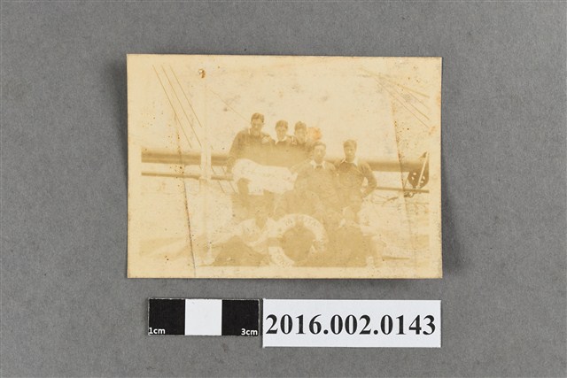 張星賢就讀早稻田大學時期代表日本參加第十屆洛杉磯奧運與隊友於「龍田丸」客輪合照 (共2張)