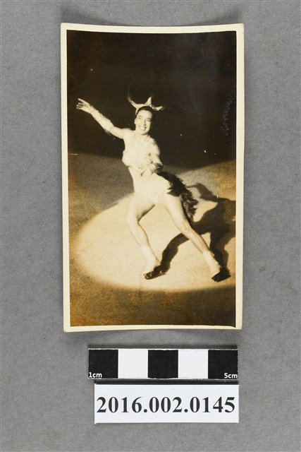 外國女性溜冰表演者獨照 (共2張)