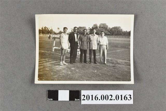 張星賢與賴土金等人於台中水源地體育場合照 (共2張)