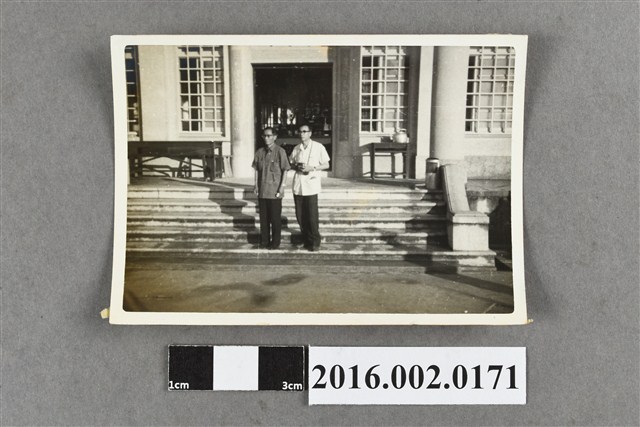 張星賢與賴土金等人於台中水源地運動場合照 (共2張)