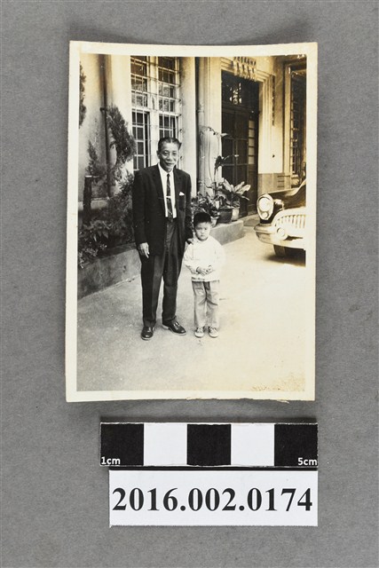 陳啟川於自宅前 (共2張)