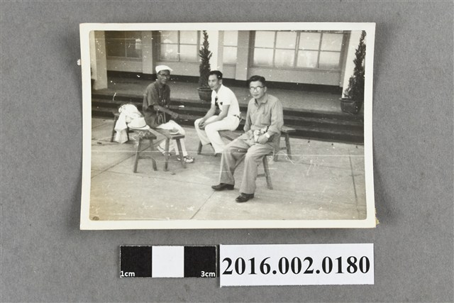 賴土金等人合照 (共2張)