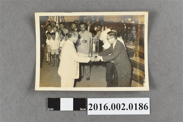 張星賢於活動會場頒獎 (共2張)