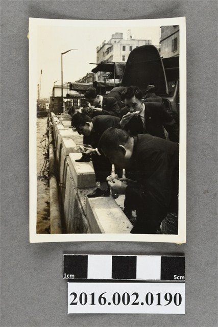 張星賢帶領合作金庫桌球隊周俊成等人赴香港交流比賽於碼頭合照 (共2張)