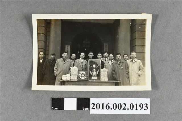 張星賢與合作金庫同仁於合庫大門前合照 (共2張)