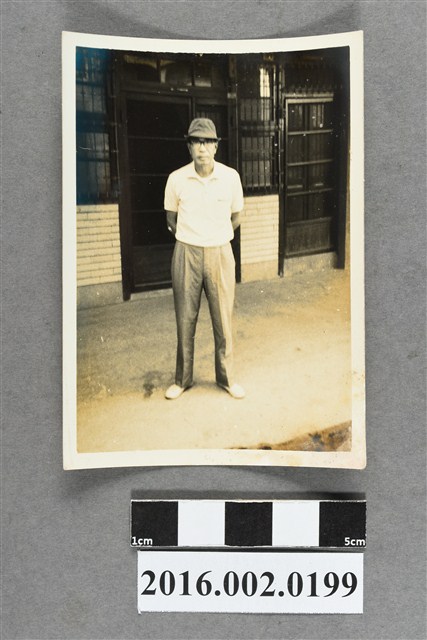 張星賢於三重自宅前 (共2張)