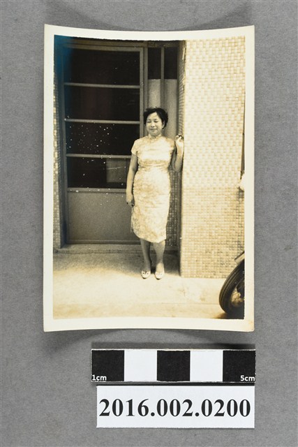 鄭新合於親友住家前 (共2張)