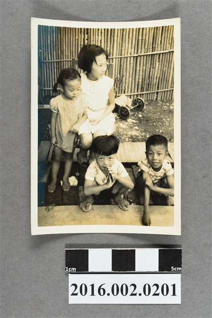 小孩們於屋外圍籬前合照 (共2張)