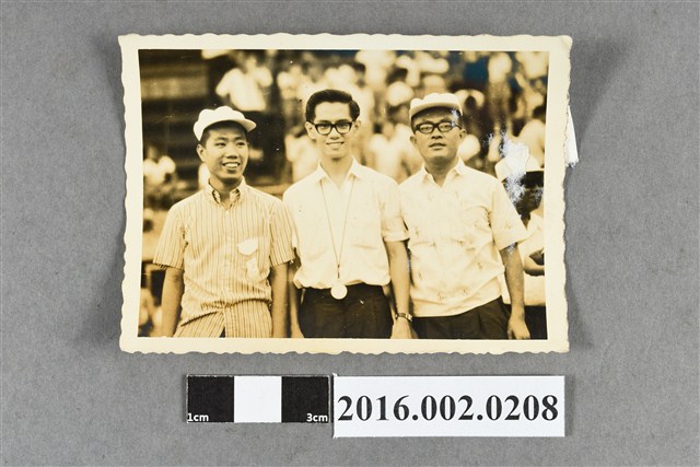 張星賢之二媳婦的菲律賓友人偉順等人於體育場合照 (共2張)