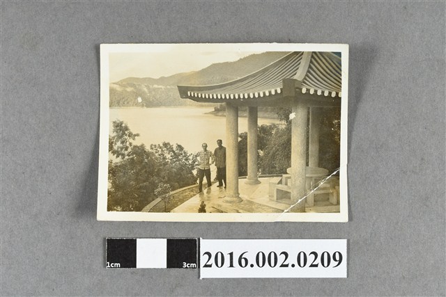 何友澄與賴土金於南投日月潭合照 (共2張)