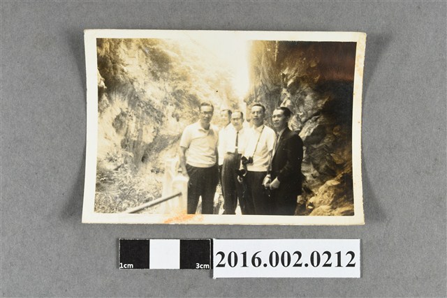 張星賢與合作金庫同仁於花蓮太魯閣國家公園合照 (共2張)