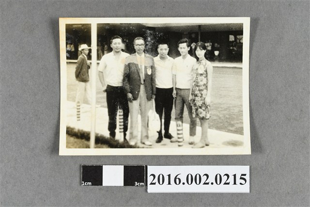 張星賢擔任台灣中興田徑隊副領隊參加「第一屆中菲田徑對抗賽」與選手等人於馬尼拉合照 (共2張)