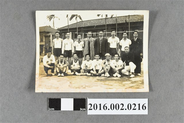 張星賢與合作金庫同仁、排球隊隊員於球場合照 (共2張)