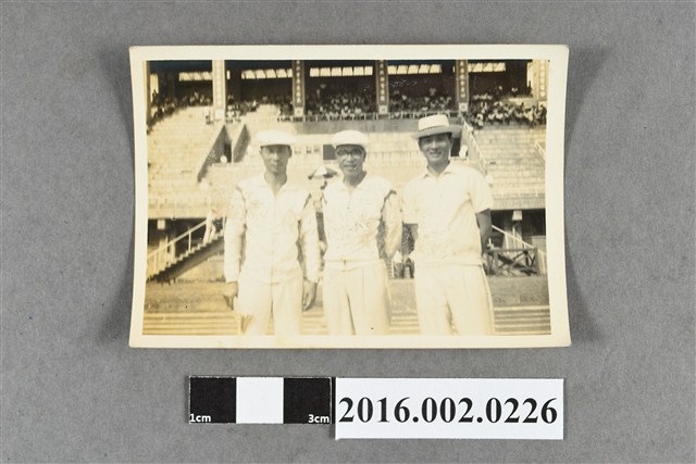 張星賢擔任田徑協會副會長兼總幹事時期與田徑大會人員於體育場合照 (共2張)