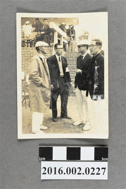 張星賢與高何土等人於大會會場合照 (共2張)