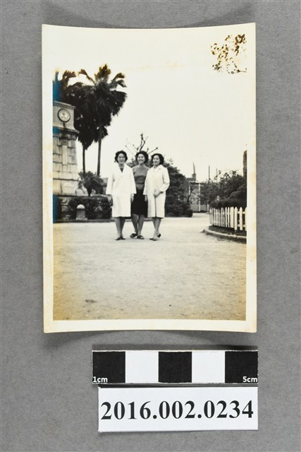 張星賢之二媳婦的菲律賓友人於台北新公園合照 (共2張)