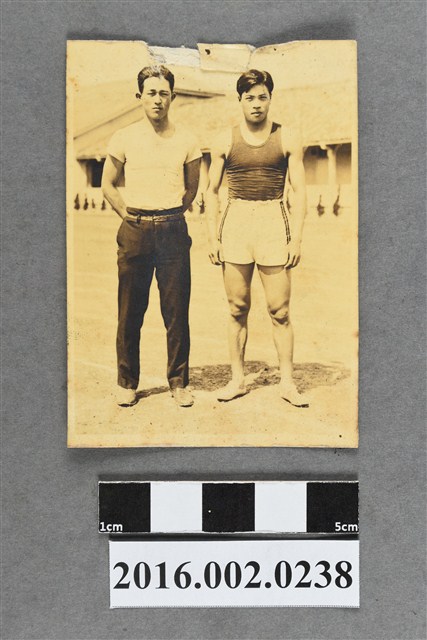 張星賢就讀早稻田大學時期利用寒假回台擔任巡迴教練與友人於宜蘭農林學校合照 (共4張)