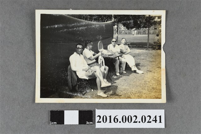 張星賢與友人於網球場合照 (共2張)