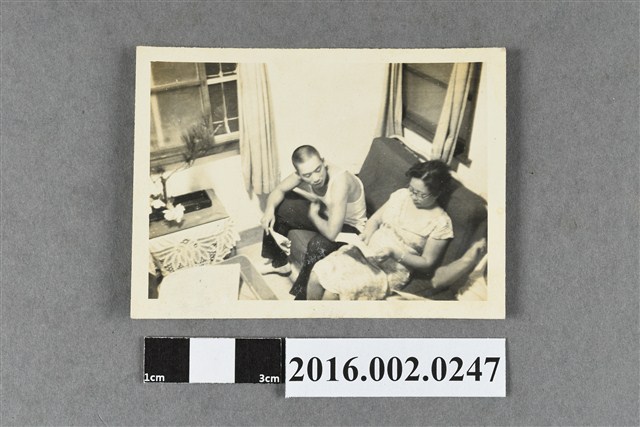 鄭新合與三子於大直自宅合照 (共2張)