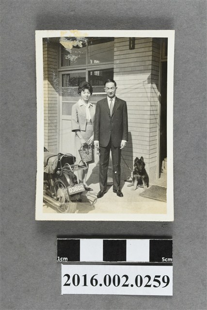 張星賢之友人來訪於大直住家前合照 (共2張)