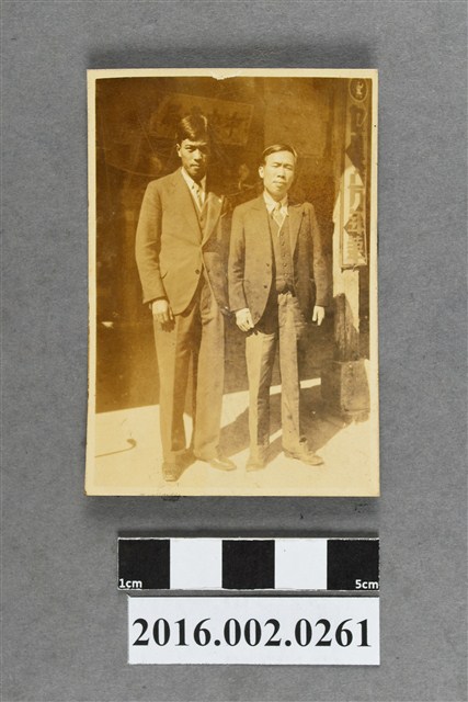 張星賢與堂兄張星建於台中中央書局前合照 (共4張)