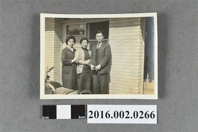 鄭新合與友人於大直自宅前合照 (共2張)