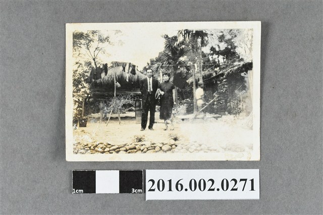 張星賢夫婦於屏東排灣族部落合照 (共2張)