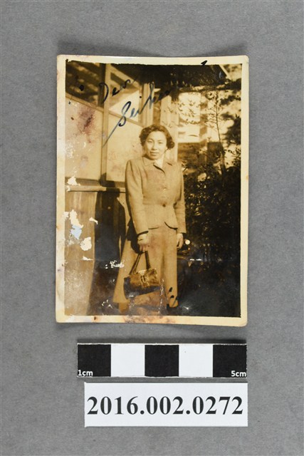 張星賢友人之女於自宅獨照 (共2張)