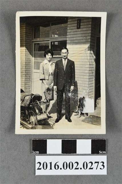 張星賢之友人來訪於大直住家前合照 (共2張)