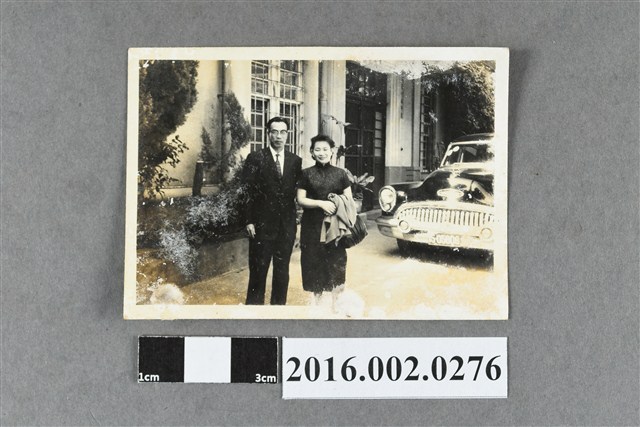 張星賢夫婦於陳啟川住宅前合照 (共2張)