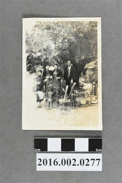 張星賢夫婦與四妹等人於屏東排灣族部落合照 (共2張)