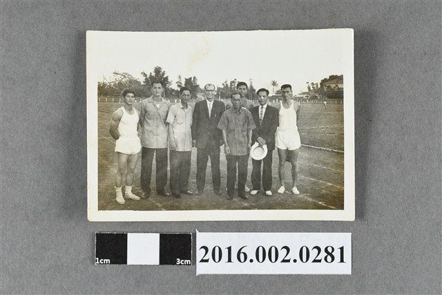 何友澄與賴土金等人於台中水源地體育場合照 (共2張)