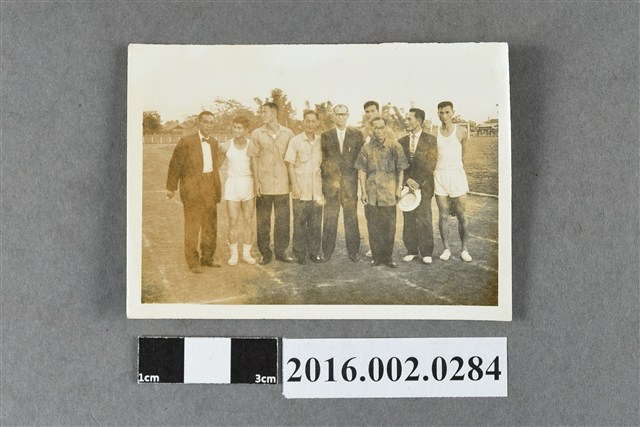 張星賢與何友澄、賴土金等人於台中水源地體育場合照 (共2張)