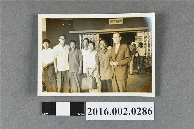 何友澄與賴土金於火車站前合照 (共2張)