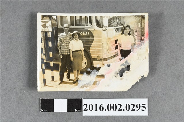 何友澄與金馬號小姐於南投集集站公車前合照 (共2張)