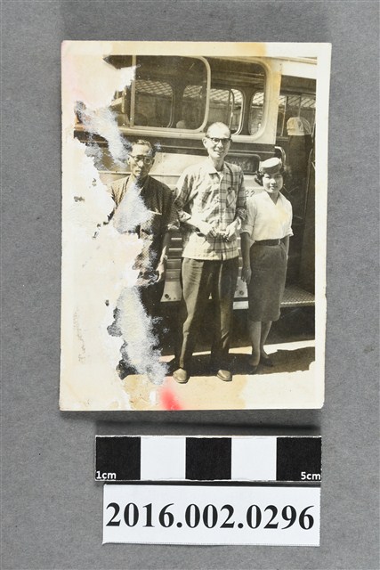 何友澄與賴土金、金馬號小姐於南投集集站公車前合照 (共2張)