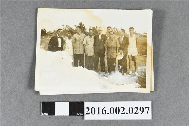 張星賢與賴土金等人攝於日月潭渡船頭 (共2張)