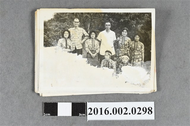 張星賢與何友澄於日月潭邵族部落合照 (共2張)