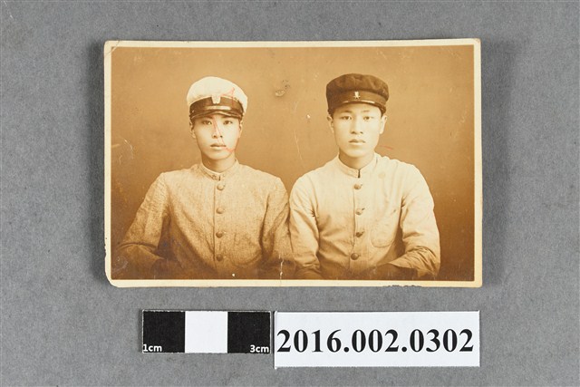 張星賢就讀台中商業學校時期與何友澄合照 (共2張)