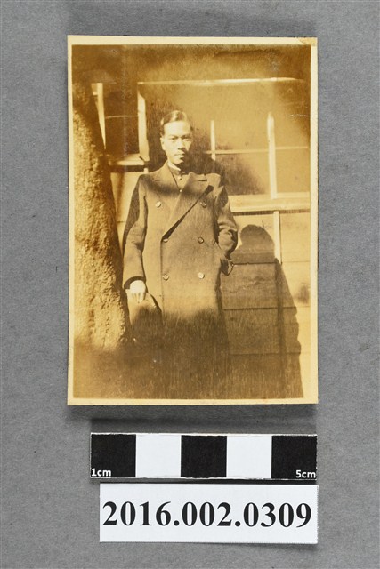 張星賢就讀早稻田大學時期獨照 (共2張)