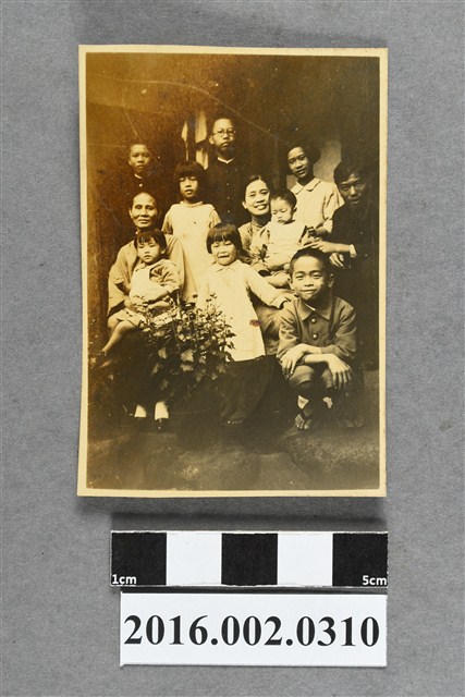 張星賢就讀早稻田大學時期與親友合照 (共2張)