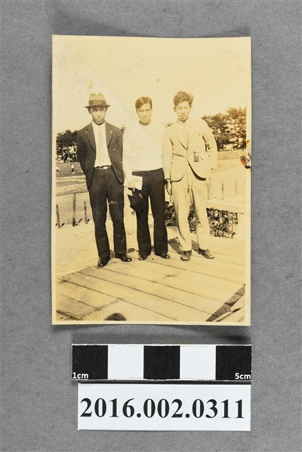 張星賢就讀早稻田大學時期參加「全日本大專學生對抗田徑賽大會」與友人於大阪甲子園合照 (共2張)