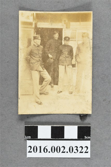 張星賢就讀早稻田大學時期與同學於屋舍前合照 (共2張)